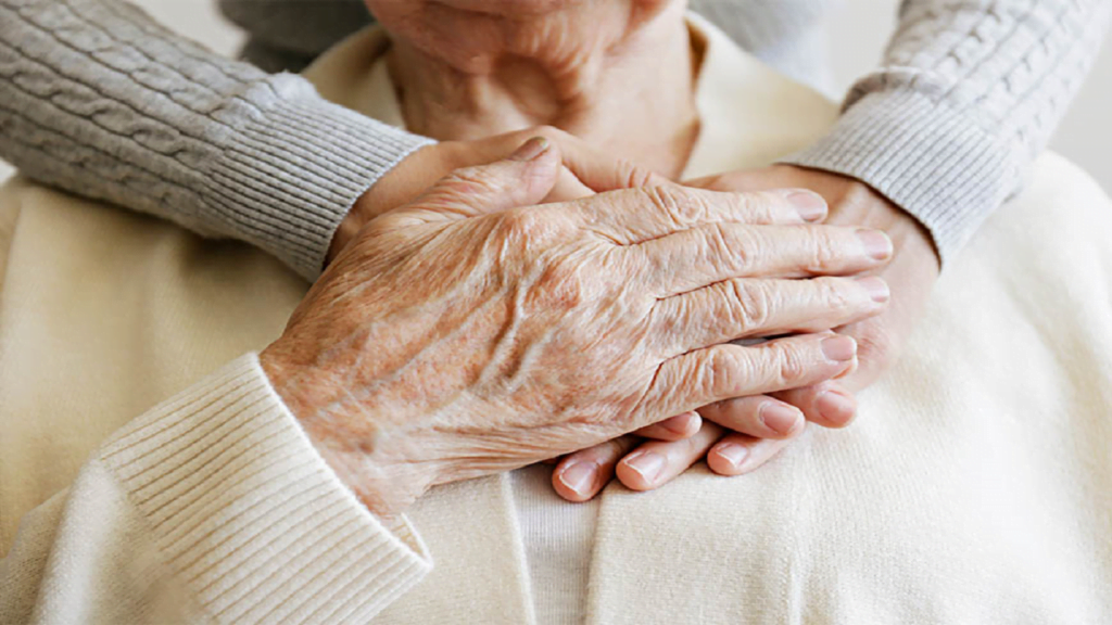 Old Age Home बूढ़े होते माता पिता का रखे खास ख्याल। सरकार बुजुर्ग आबादी के लिए लाए नए प्रावधान।