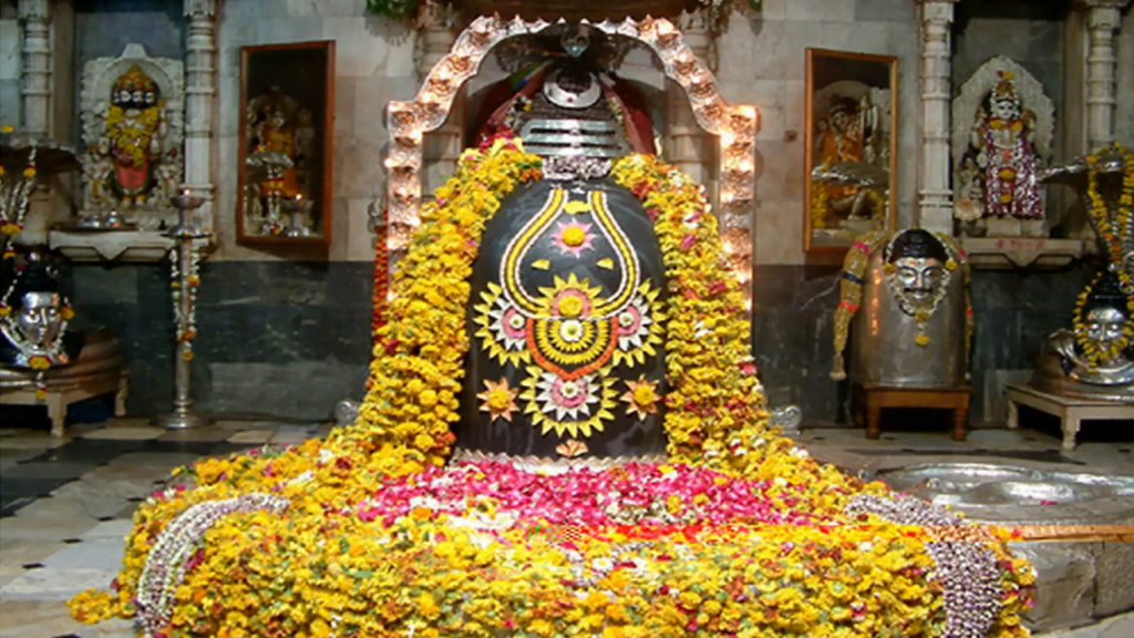 shiv महाशिवरात्रि के दिन शिवलिंग पर चढ़ाए ये चीज़े। शनि की साढ़े साती का प्रभाव होगा कम।