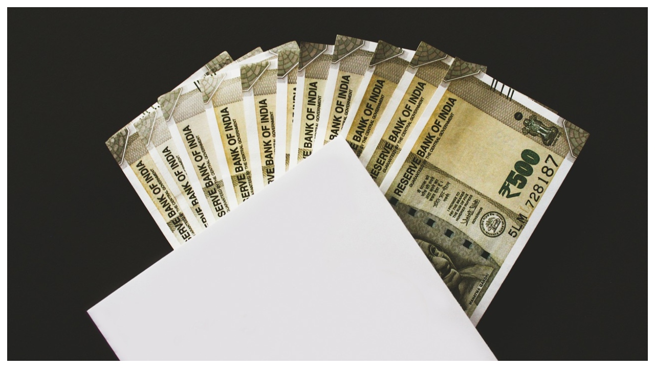 kyu paisa paisa karti h