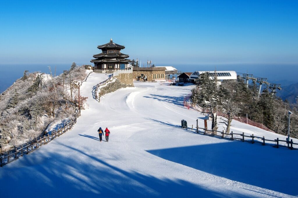 backpacker deogyusan mountains winter 335224 465 backpacker-deogyusan-mountains-winter_335224-465