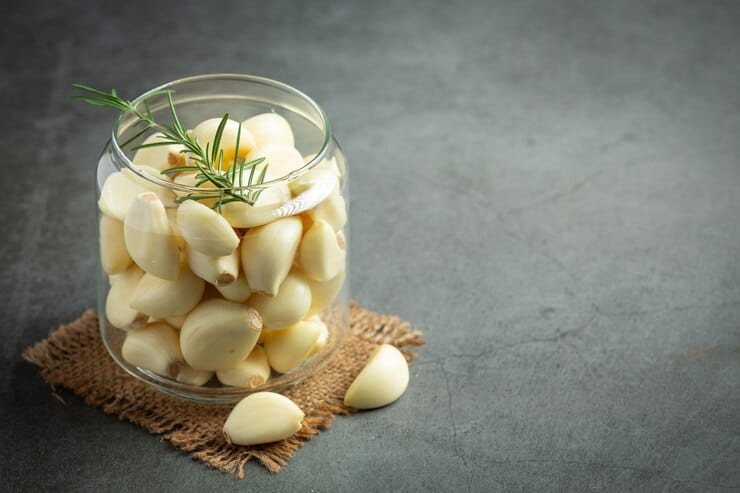 garlic oil treatment 1150 42647 garlic-oil-treatment_1150-42647