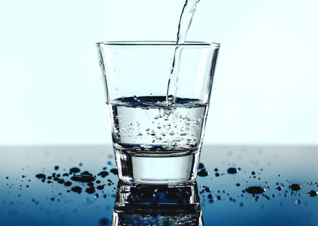 glass water macro shot 53876 32234 glass-water-macro-shot_53876-32234