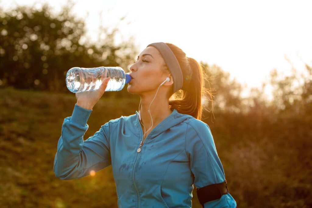 young athletic woman drinking water with her eyes closed while having water break morning run nature 637285 3797 young-athletic-woman-drinking-water-with-her-eyes-closed-while-having-water-break-morning-run-nature_637285-3797