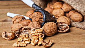 Learn the unique benefits of eating walnuts daily