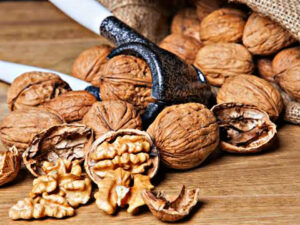 Learn the unique benefits of eating walnuts daily