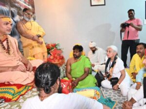 After Meeting Shankaracharya, Akhilesh Yadav Questions SIT, Says One Member Faces 420 Case