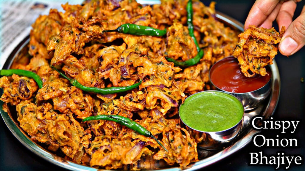 Make onion pakoras in this style during the rains, learn the steps