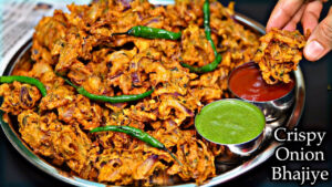 Make onion pakoras in this style during the rains, learn the steps