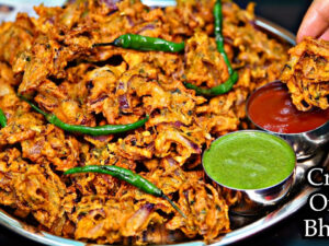 Make onion pakoras in this style during the rains, learn the steps