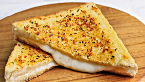 Make this quick mozzarella cheese sandwich for your kids’ lunch