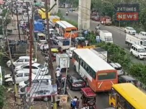 Massive Traffic Jam in Ghaziabad, Vehicles Crawl for 30 Minutes