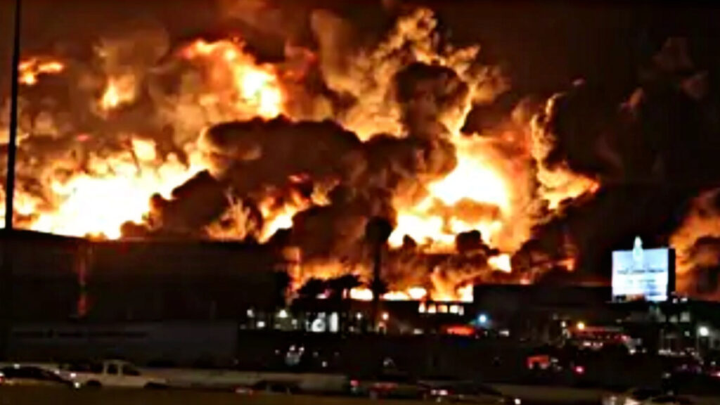Fire breaks out at a sofa factory in Riyadh, Saudi Arabia, causing chaos! Several workers die.