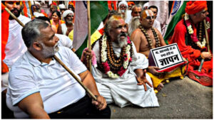 Many saints and sages protested in Delhi, Pappu Yadav joined in.