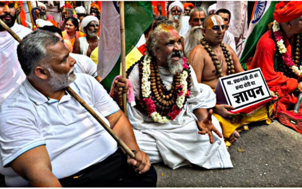 Many saints and sages protested in Delhi, Pappu Yadav joined in.