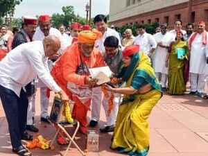 Opposition protests in Parliament over stolen offerings, SP MPs arrive with donation boxes
