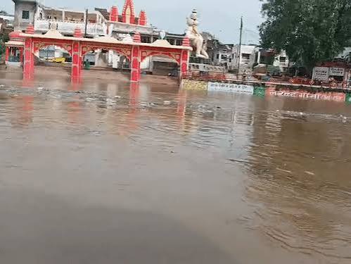 Uttar Pradesh: Chitrakoot on high alert as Mandakini River overflows.