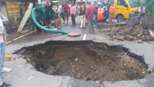A young man fell into a deep pit in front of Lucknow University, a major accident!