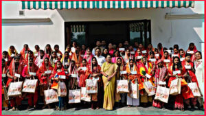 Delhi CM Rekha Gupta gave a big gift to daughters, a gift of Rs 1 lakh each on the first Karva Chauth!