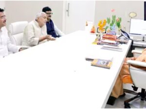 Blow To Akhilesh Yadav’s Appeal! Rebel SP MLA Meets CM Yogi