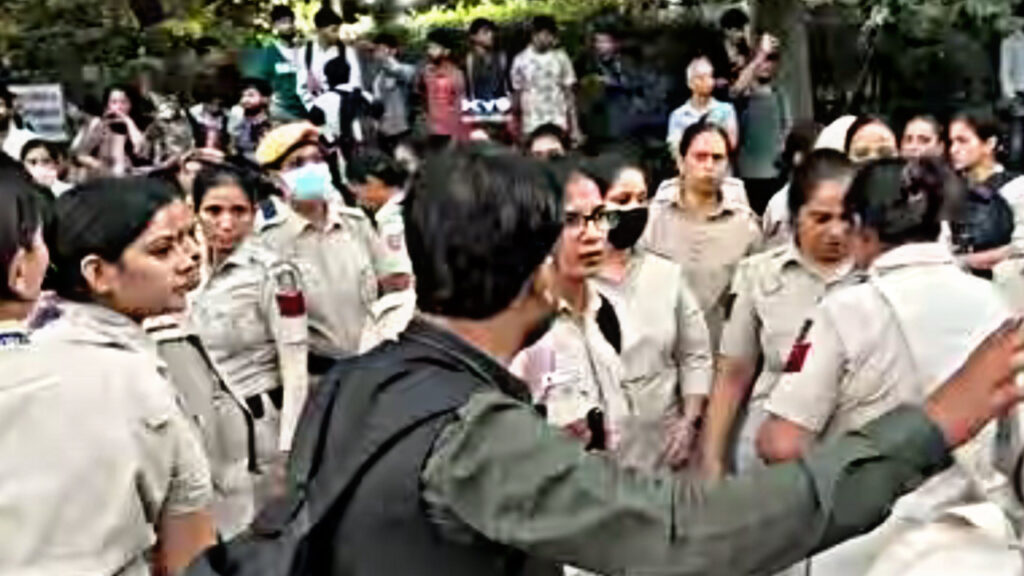 E403DC7F 96A6 40E5 BAFA 44E85A198A76 UP Police is also deployed at Jantar Mantar in Delhi, with 300 women police officers present