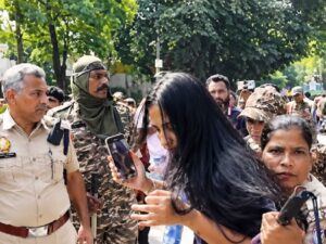 CJP Protest: 2 Policemen Injured In Stone-Pelting At Connaught Place, 50 Taken Into Custody